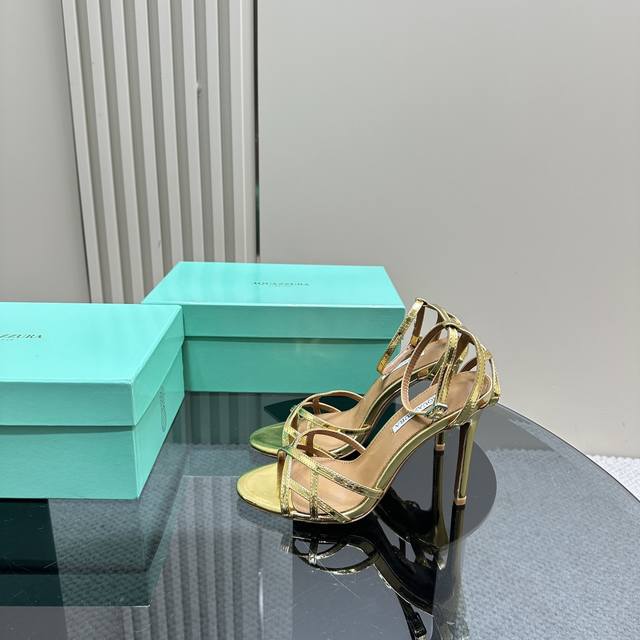 Aquazzura 2024新款凉鞋 代购品质 面料采用原版定制蛇纹皮制成，一字带设计高跟凉鞋 上脚超级有气质 既简洁又时髦 太闪太美啦 美出出新高度！ 交叉设