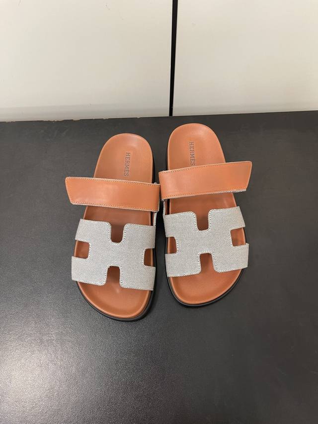 男20Hermes Ss24 New Arrival～ H家二舅拖鞋，必须疯狂打call 经典的+。2024新配色，也太好看了吧 鞋面小牛皮，水台是整块牛皮包裹