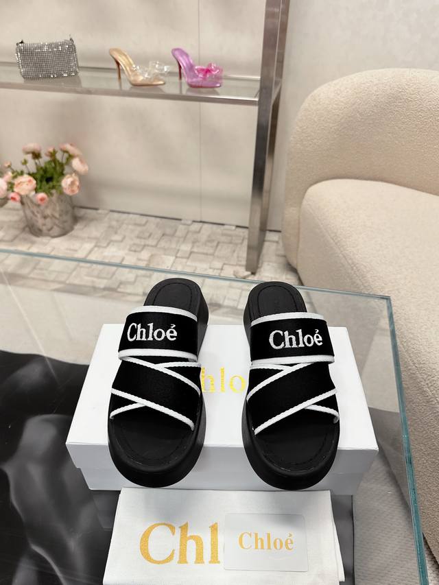 Chloe 克洛伊 拖鞋：舒适时尚的选择！ 面料：进口高密丝绸十刺绣 舒适度与时尚感的完美结合，适合休闲时光，既可以搭配优雅长裙，也可以搭配休闲裤装。配原版包装