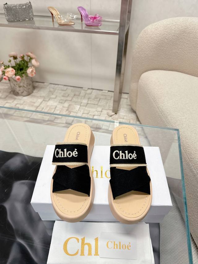 Chloe 克洛伊 拖鞋：舒适时尚的选择！ 面料：进口高密丝绸十刺绣 舒适度与时尚感的完美结合，适合休闲时光，既可以搭配优雅长裙，也可以搭配休闲裤装。配原版包装