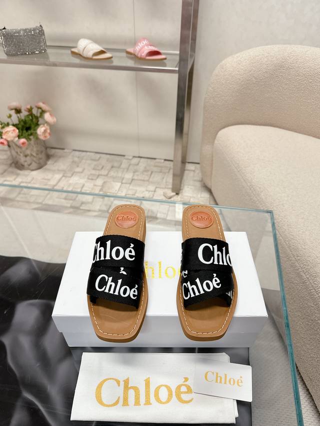 Chloe 克洛伊 最新的交叉编织带罗马拖鞋 明星们还没上脚秀 我们就抢先欧洲购入来复刻 进口定做的高密度多物料组合织带 并不是一般的帆布 而且十分笔挺 不像市