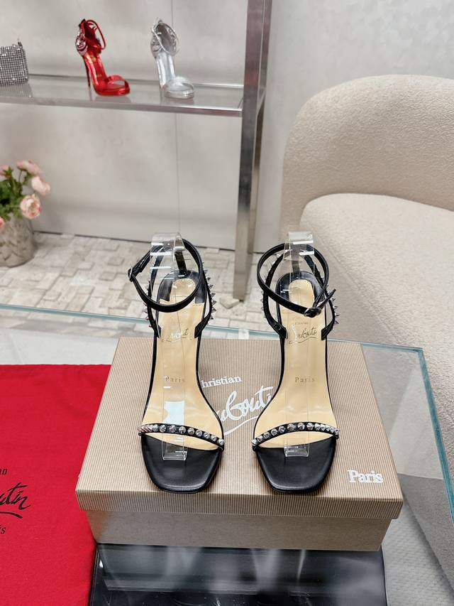 Christianlouboutin路铂廷 Cl一字带铆钉高跟凉鞋 全原版一比一开模定制，铆钉面里都是同色，非凡订制，绝非凡品！ 面料：原版同色柳钉，原版开模