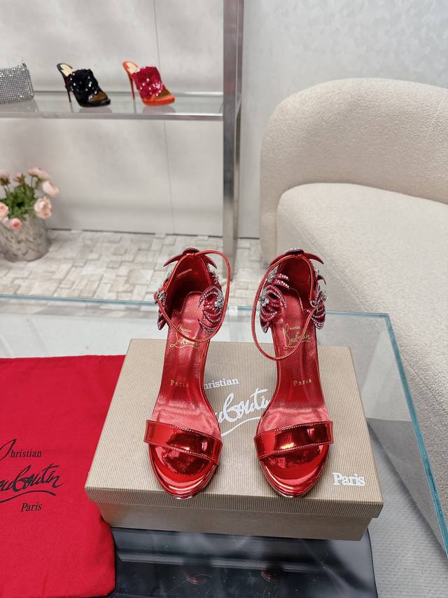 Christian Louboutin 2024S原版做货重工cl全新设计秀款高跟凉鞋～霉霉同款 开运神器！ 鞋面: 原版订制一比一面料pampillas，形手