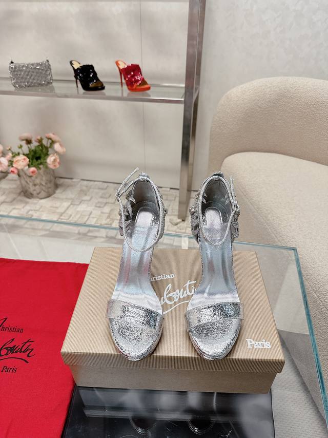 Christian Louboutin 2024S原版做货重工cl全新设计秀款高跟凉鞋～霉霉同款 开运神器！ 鞋面: 原版订制一比一面料pampillas，形手