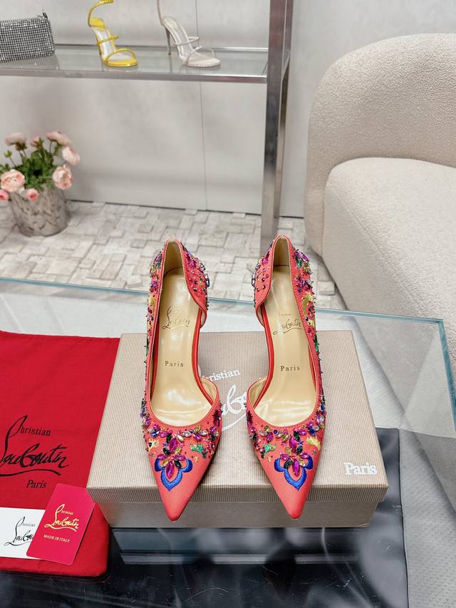 Christian Louboutin 2024S原版做货重工cl 经典刺绣lraza高定凉鞋～ 鞋面: 独特手工刺绣工艺，精致又唯美，白色的缎面搭配各种大小水