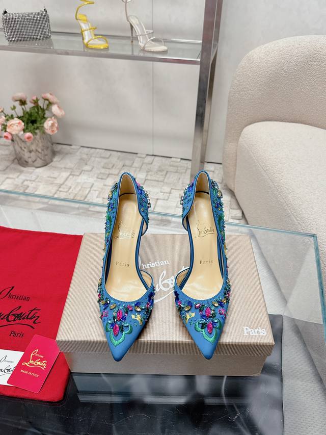 Christian Louboutin 2024S原版做货重工cl 经典刺绣lraza高定凉鞋～ 鞋面: 独特手工刺绣工艺，精致又唯美，白色的缎面搭配各种大小水