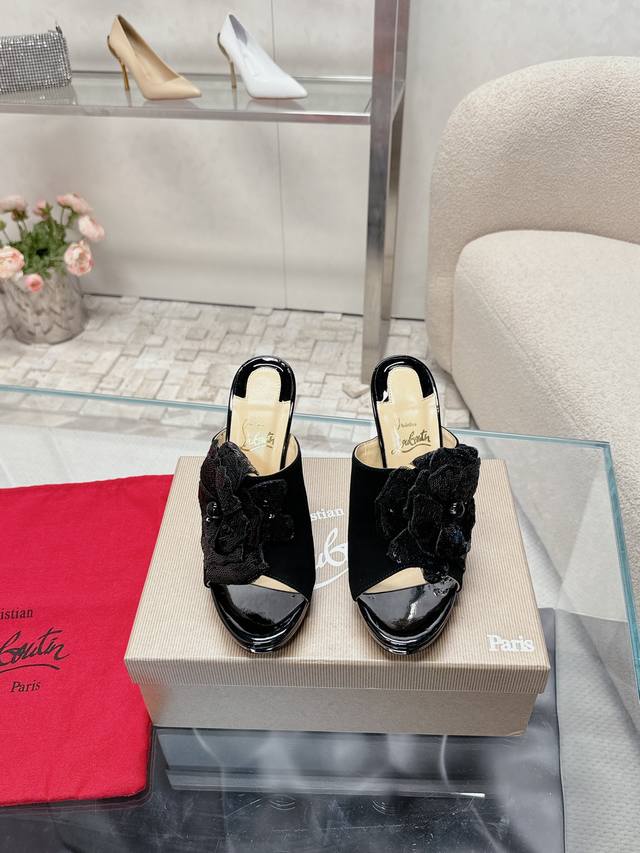 Christian Louboutin 2024S原版做货重工cl全新秀款高跟鞋～ 鞋面: 绝美的新款，盛放足尖上的玫瑰，从花瓣缝制为花朵，在到水晶的镶嵌均全部