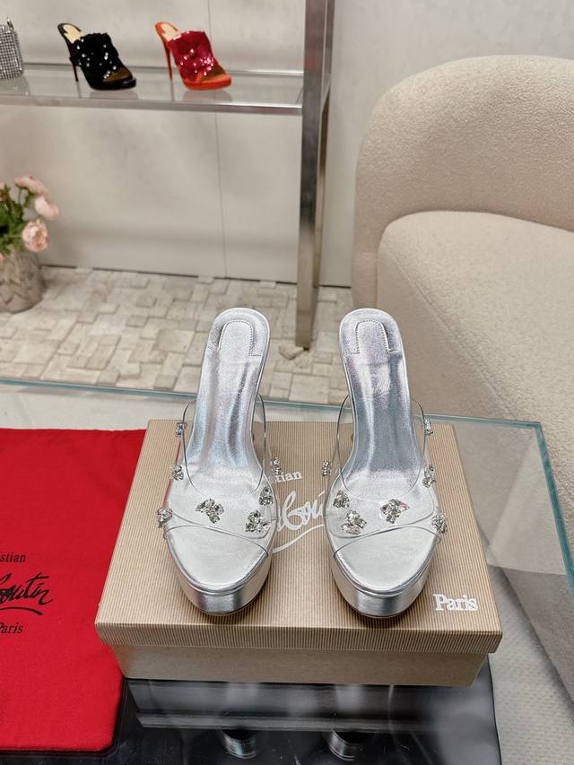 Christian Louboutin 2024S原版做货重工cl 经典degraqueen水晶高跟鞋～ 鞋面：采用透明的pvc鞋面搭配最新款硕大醒目的施华洛水