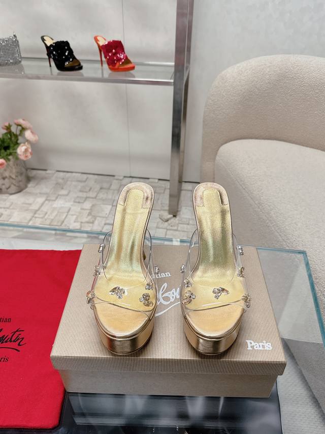 Christian Louboutin 2024S原版做货重工cl 经典degraqueen水晶高跟鞋～ 鞋面：采用透明的pvc鞋面搭配最新款硕大醒目的施华洛水