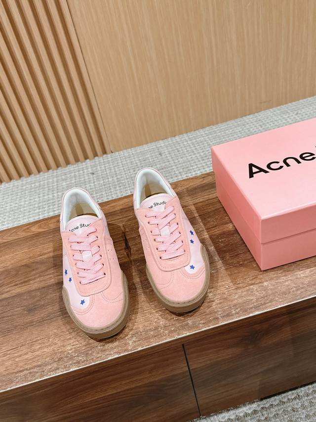 莞产 # 春夏推出新款德训鞋， Acne Studios 是来自瑞典首都斯德哥尔摩的多元奢侈时尚品牌。创始人兼创意总监jonny Johansson将自己对摄影