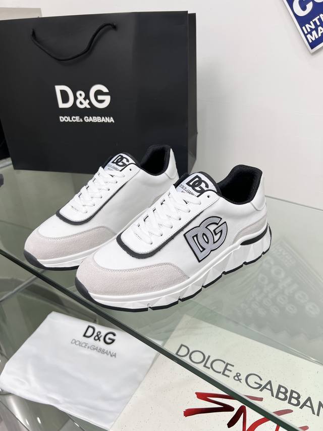 2024高端版本高质量原单品质 D0Lce & Gabbana 今年的主打款式 没有之一 超火超帅气的休闲鞋此款传承了d家一贯有点浮夸而不失时尚的风格 精湛的做