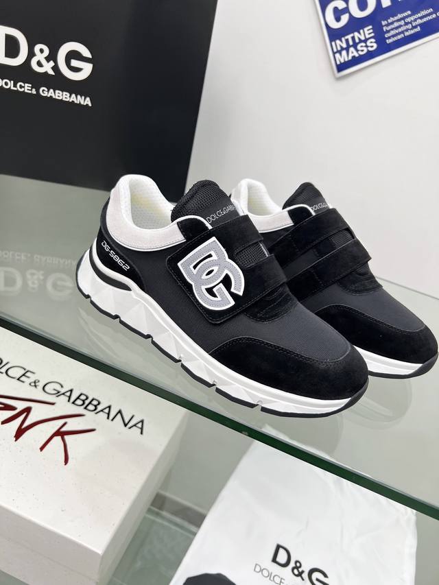 2024高端版本高质量原单品质 D0Lce & Gabbana 今年的主打款式 没有之一 超火超帅气的休闲鞋此款传承了d家一贯有点浮夸而不失时尚的风格 精湛的做