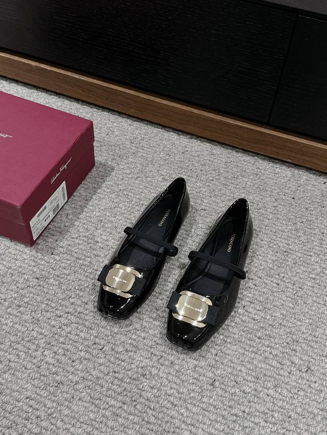 顶级品质 Ferragamo 24Ss New Arrival～ 菲拉格慕2024早春新款芭蕾舞平底鞋 材质与工艺： 定制原版面皮 内里 原版1:1钢扣 原版大