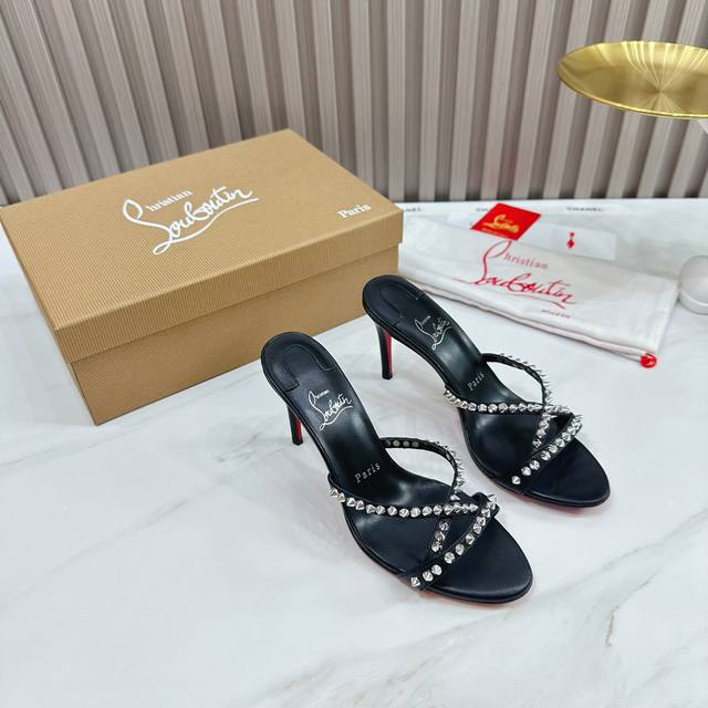 出厂 Christianlouboutin 路铂廷 Cl红底鞋 2024 春夏系列新品登场，创意大胆的鞋履设计尽显前卫态度，焕新都市造型。优雅时尚上面镶有银色搭