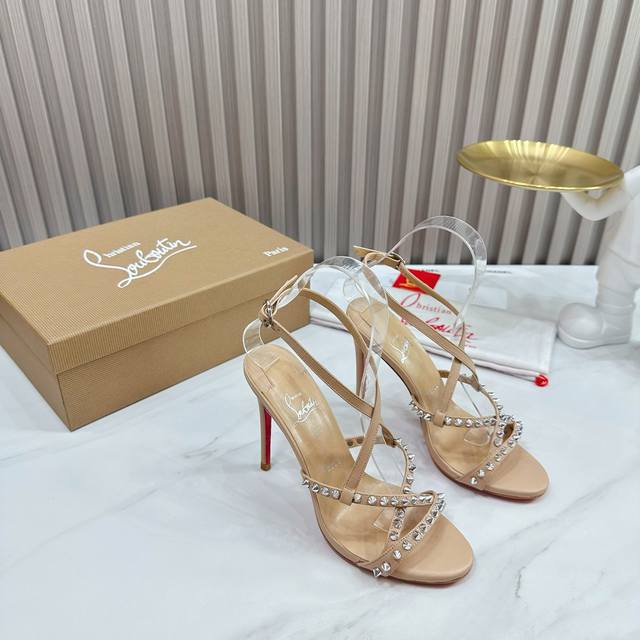 出厂 Christianlouboutin 路铂廷 Cl红底鞋 2024 春夏系列新品登场，创意大胆的鞋履设计尽显前卫态度，焕新都市造型。优雅时尚上面镶有银色搭