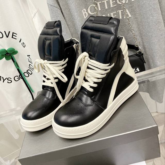 出厂价 ￥ 经典大三角小鞋带 瑞克.欧文斯 Rick Owens 22Ss秋冬新款高帮真皮系列 倒三角细鞋带 鞋面及内里采用全粒面水染小牛皮，鞋垫采用小牛皮，定