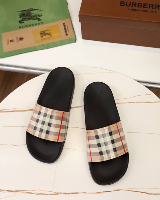 码数35-45，Burberry 巴宝莉拖鞋 纯原 夏季新款经典格纹拖鞋vintage 复古格纹拖鞋， 流线型鞋垫缔造舒适穿着体验 侧面饰有 Burberry