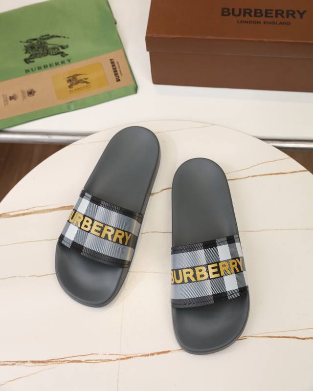 码数35-45，Burberry 巴宝莉拖鞋 纯原 夏季新款经典格纹拖鞋vintage 复古格纹拖鞋， 流线型鞋垫缔造舒适穿着体验 侧面饰有 Burberry