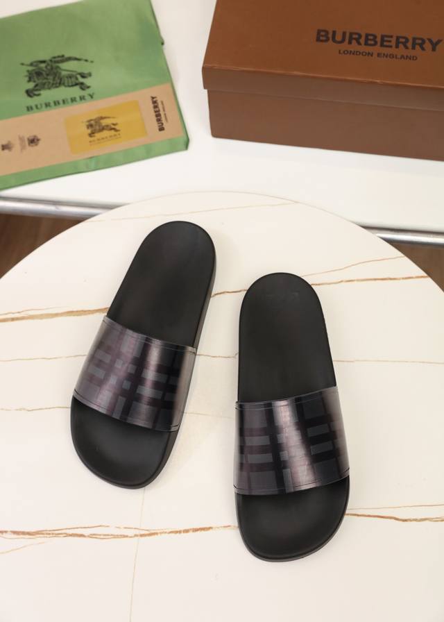 码数35-45，Burberry 巴宝莉拖鞋 纯原 夏季新款经典格纹拖鞋vintage 复古格纹拖鞋， 流线型鞋垫缔造舒适穿着体验 侧面饰有 Burberry