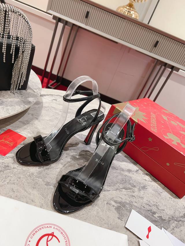 Cl红底鞋最高版本出厂 Christian Louboutin经典款红底高跟圆头一字带后空凉鞋 永恒的condora吊带泵展示优雅的线条。这款maison Ch