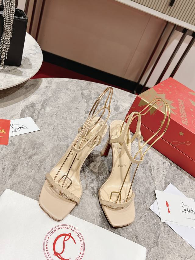 Cl红底鞋最高版本出厂 Christian Louboutin经典款红底高跟方头一字带后空凉鞋 永恒的condora吊带泵展示优雅的线条。这款maison Ch