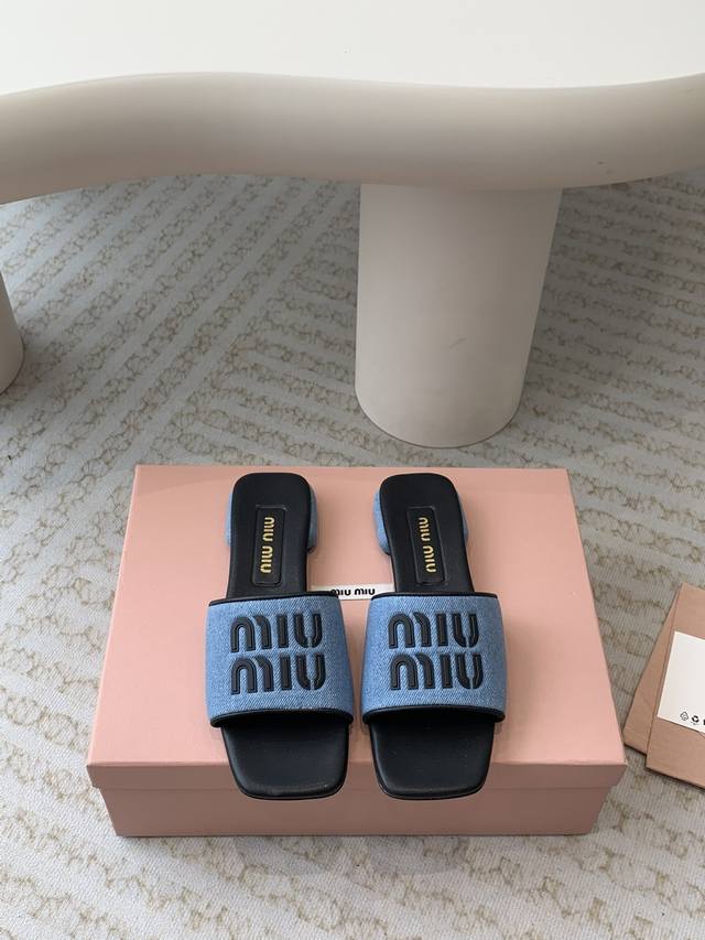 Miu Miu 24Ss 最新夏季 平底 褶皱 牛仔布 拖鞋 今年夏天为你们多准备几双必备拖鞋，老顾客都反应对这款需求很大！ 专门订制的一批为miumiu后续新