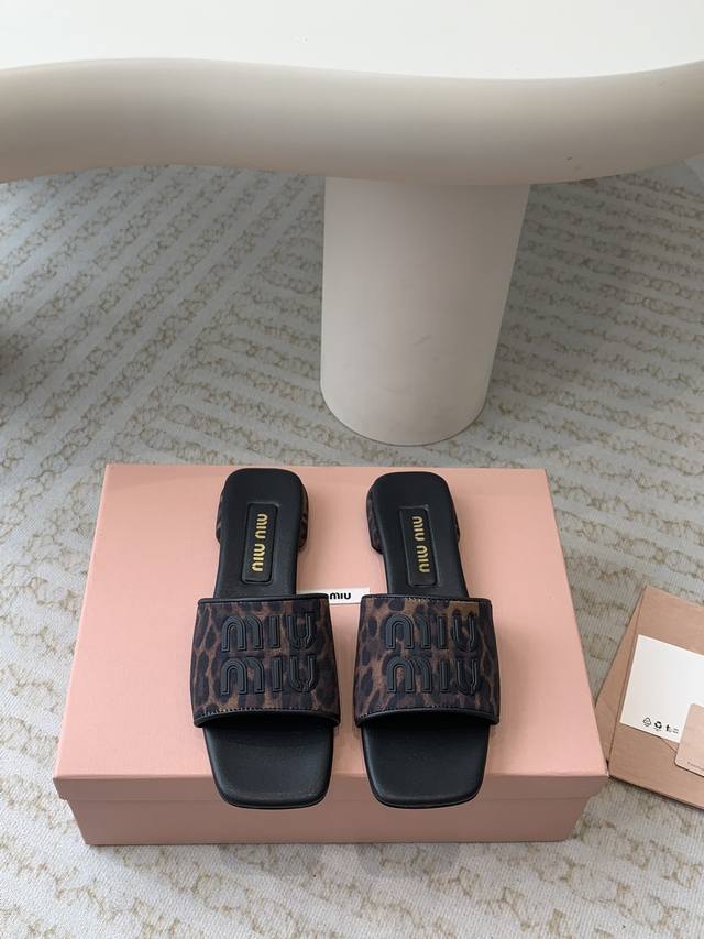 Miu Miu 24Ss 最新夏季 平底 褶皱 牛仔布 拖鞋 今年夏天为你们多准备几双必备拖鞋，老顾客都反应对这款需求很大！ 专门订制的一批为miumiu后续新