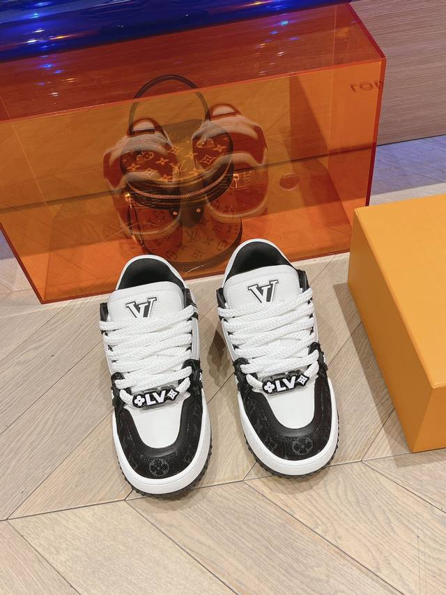 代购级别 批 限定牛仔布最新情侣系列 新色 Louis Vuitton 路易威登 Trainer Sneaker 时尚百搭低帮休闲板鞋 男女同款 顶级版本 胖嘟