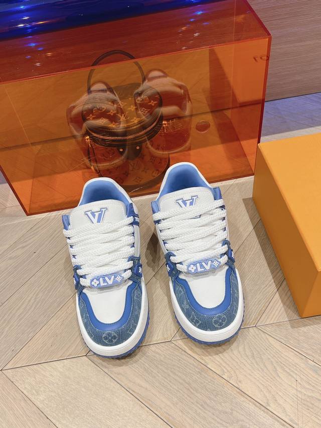 代购级别 批 限定牛仔布最新情侣系列 新色 Louis Vuitton 路易威登 Trainer Sneaker 时尚百搭低帮休闲板鞋 男女同款 顶级版本 胖嘟