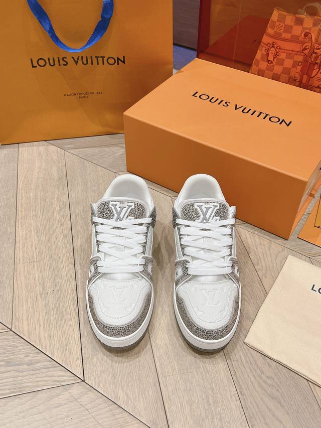 代购版 Lv Trainer 系列 水钻情侣款 采用进口奥地利水钻3D印花搭配 低调奢华 耀眼夺目 ，最炫的情侣运动鞋板鞋！ 码数：35-44 45定制