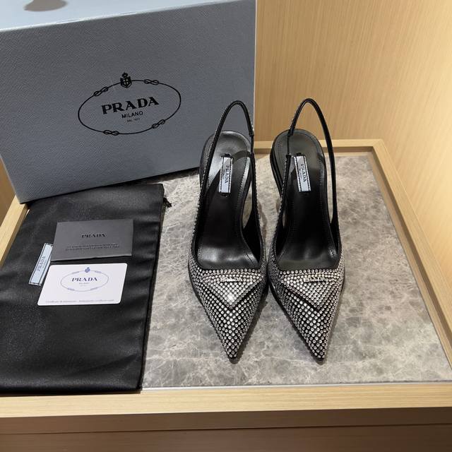 顶级版本，Prada 普拉达 2022新款猫跟凉鞋。三角标logo尖头高跟女鞋，面料 开边珠 羊皮内里，原版tpu大底 码数:35一40 跟高:9Cm 开边珠