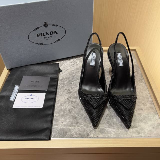 顶级版本，Prada 普拉达 2022新款猫跟凉鞋。三角标logo尖头高跟女鞋，面料 开边珠 羊皮内里，原版tpu大底 码数:35一40 跟高:9Cm 开边珠