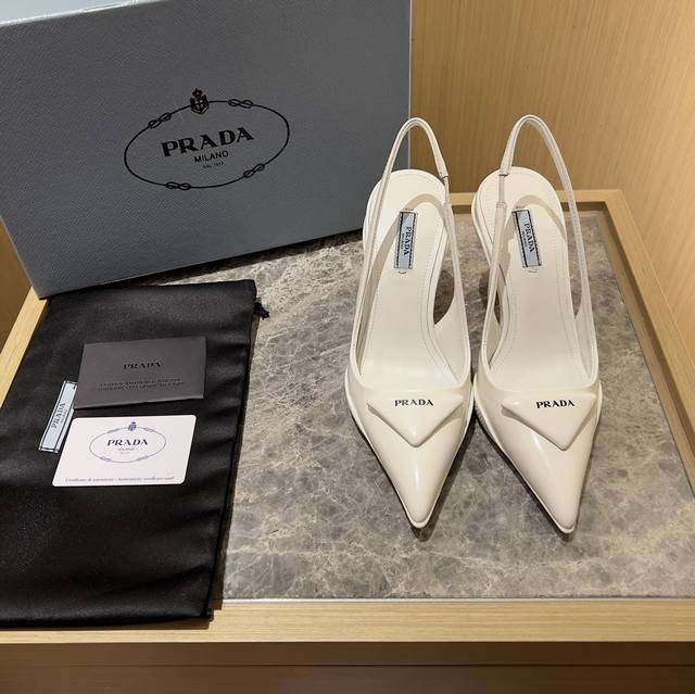 顶级版本，Prada 普拉达 2022新款猫跟凉鞋。三角标logo尖头高跟女鞋，面料 开边珠 羊皮内里，原版tpu大底 码数:35一40 跟高:9Cm 开边珠