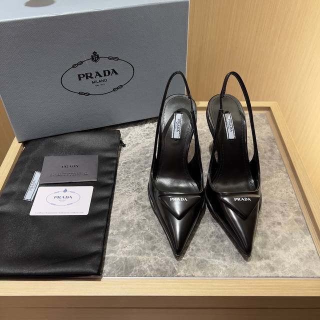 顶级版本，Prada 普拉达 2022新款猫跟凉鞋。三角标logo尖头高跟女鞋，面料 开边珠 羊皮内里，原版tpu大底 码数:35一40 跟高:9Cm 开边珠