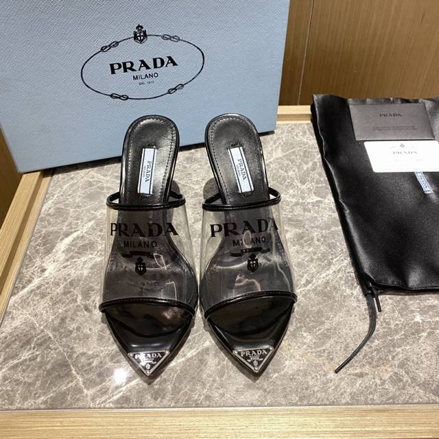 市场顶级版prada 普拉达2022Ss春夏新品复古格调赋予简约的女士鞋履以别样风采。这款拖鞋适于不同场合穿着，诠释多功能性设计和充满现代感的线条。 面料 :T