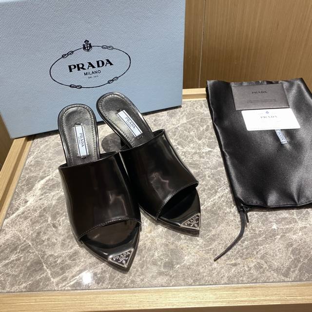 市场顶级版prada 普拉达2022Ss春夏新品复古格调赋予简约的女士鞋履以别样风采。这款拖鞋适于不同场合穿着，诠释多功能性设计和充满现代感的线条。 面料 :T