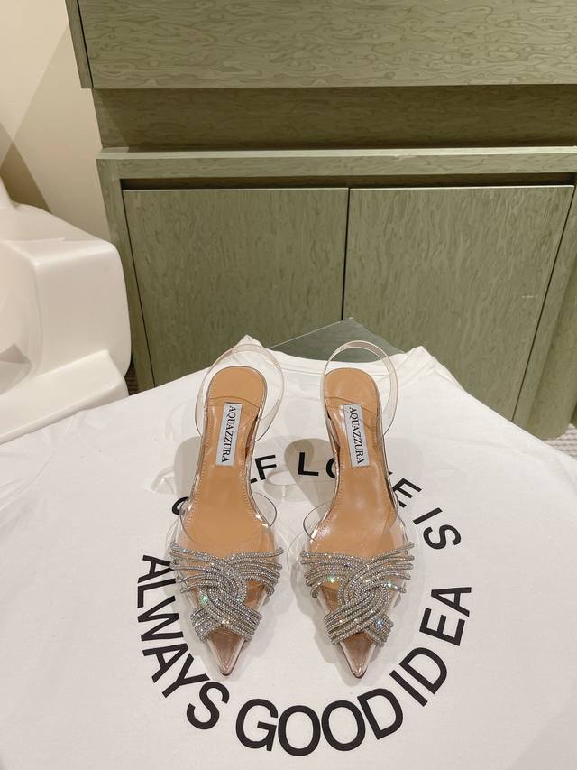 Aquazzur* 菠萝早春专柜新品仙女时装鞋系列，大量上新同步官网全系列均可定制龙年主打一个火爆，全网各大网红纷纷开秀，绝美的穿搭系列！ ★★★★★ 鞋面 P