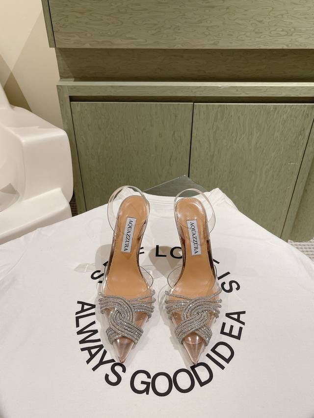 Aquazzur* 菠萝早春专柜新品仙女时装鞋系列，大量上新同步官网全系列均可定制龙年主打一个火爆，全网各大网红纷纷开秀，绝美的穿搭系列！ ★★★★★ 鞋面 P