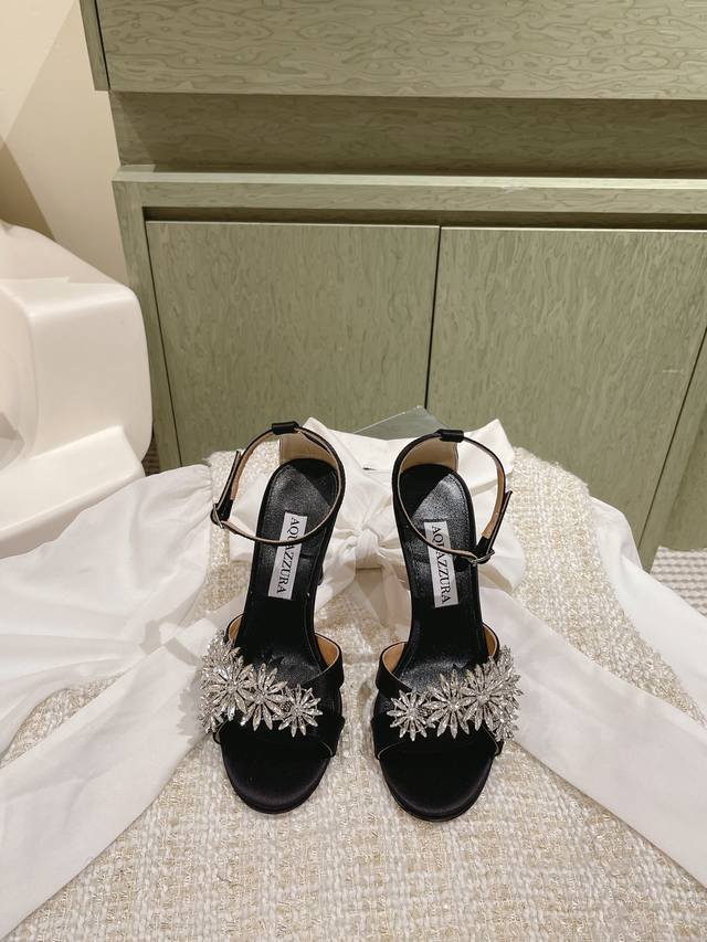 Aquazzur* 菠萝早春专柜新品仙女时装鞋系列，大量上新同步官网全系列均可定制龙年主打一个火爆，全网各大网红纷纷开秀，绝美的穿搭系列！ ★★★★★ 鞋面 真