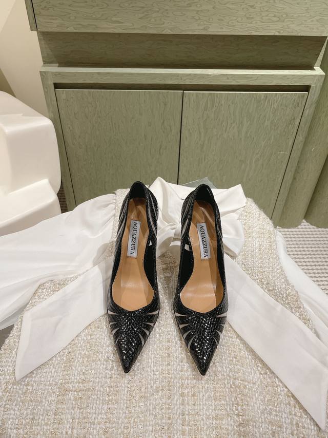 Aquazzur* 菠萝早春专柜新品仙女时装鞋系列，大量上新同步官网全系列均可定制龙年主打一个火爆，全网各大网红纷纷开秀，绝美的穿搭系列！ ★★★★★ 鞋面 蛇