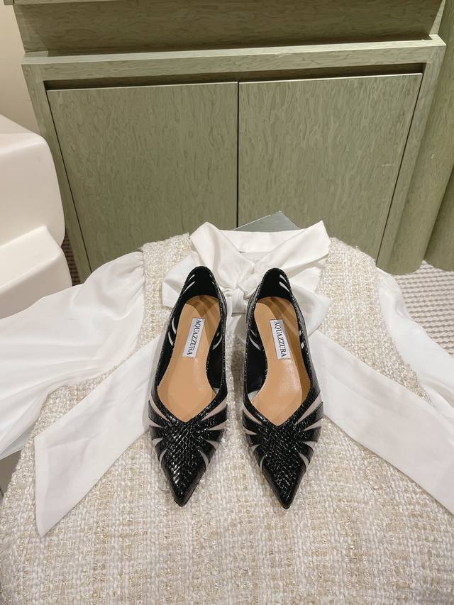 Aquazzur* 菠萝早春专柜新品仙女时装鞋系列，大量上新同步官网全系列均可定制龙年主打一个火爆，全网各大网红纷纷开秀，绝美的穿搭系列！ ★★★★★ 鞋面 蛇