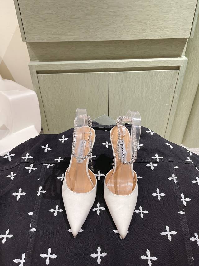 Aquazzur* 菠萝早春专柜新品仙女时装鞋系列，大量上新同步官网全系列均可定制龙年主打一个火爆，全网各大网红纷纷开秀，绝美的穿搭系列！ ★★★★★ 鞋面 烫