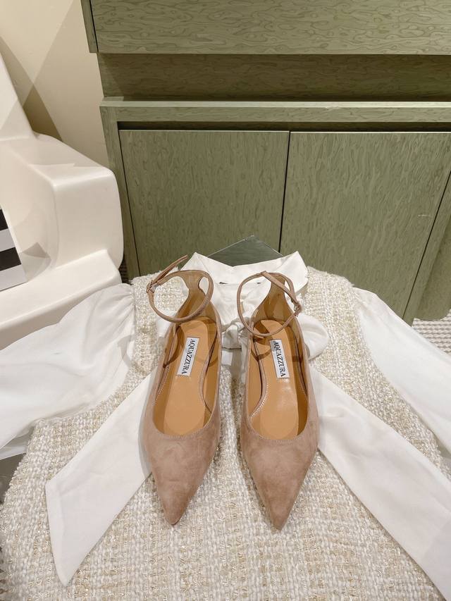 Aquazzur* 菠萝早春专柜新品仙女时装鞋系列，大量上新同步官网全系列均可定制龙年主打一个火爆，全网各大网红纷纷开秀，绝美的穿搭系列！ ★★★★★ 鞋面 羊