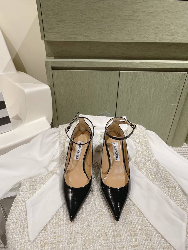 Aquazzur* 菠萝早春专柜新品仙女时装鞋系列，大量上新同步官网全系列均可定制龙年主打一个火爆，全网各大网红纷纷开秀，绝美的穿搭系列！ ★★★★★ 鞋面 羊