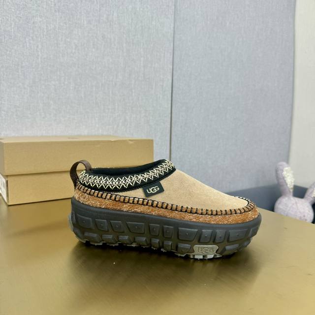 出厂价 实价 Ugg 只有女码 顶级高端品质来自澳洲温暖奢侈品牌半拖女鞋，Ugg-5877官网同步、采用进口牛皮制作，精心缝制而成..进口橡胶发泡大底 舒适、柔