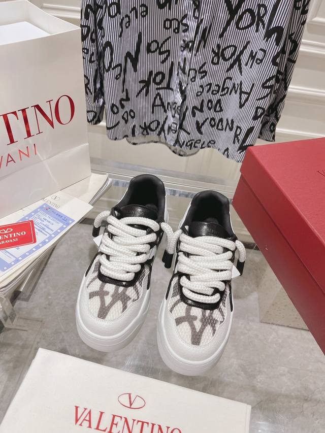 出厂布面 皮面 Valentino 华伦天奴2024 最新走秀款情侣款休闲鞋 Pinkpp限定款 粗鞋带 情侣款 面包鞋 厚底 休闲 运动鞋 原版购入开发 做货