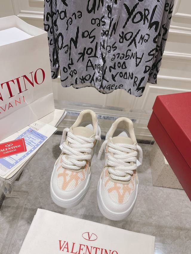 出厂布面 皮面 Valentino 华伦天奴2024 最新走秀款情侣款休闲鞋 Pinkpp限定款 粗鞋带 情侣款 面包鞋 厚底 休闲 运动鞋 原版购入开发 做货