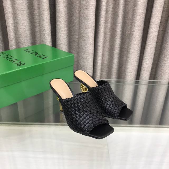 Bottega Veneta 专柜新款编织露趾高跟凉拖 鞋面采用编织超迁皮，羊皮垫脚，真皮注塑大底！ 跟高：9.5Cm 码数：35～39 40定做不退换