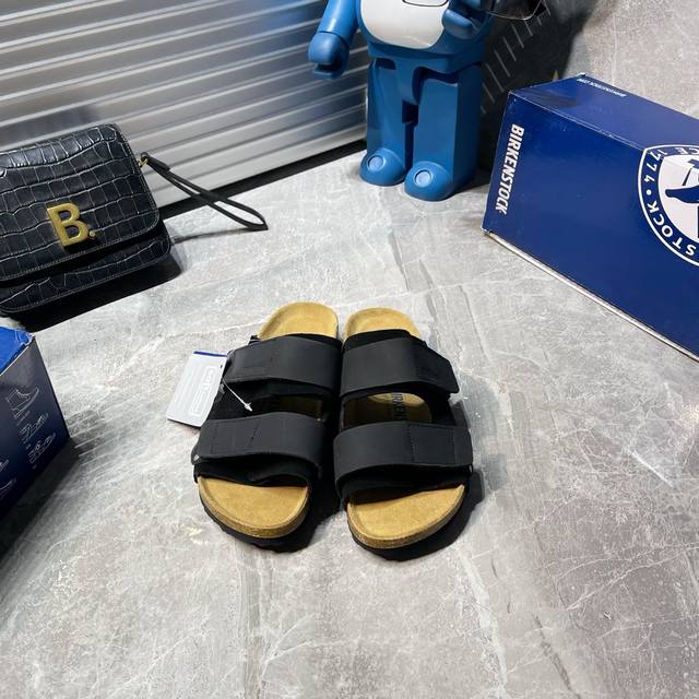 出厂 Birkenstock 双扣 凉鞋勃肯拖鞋出了名的好穿当然舒适度就更不用说了，这个品牌的主打。软木脚床，人体工程学设计，对你的脚底部全完支撑。作为日常鞋履