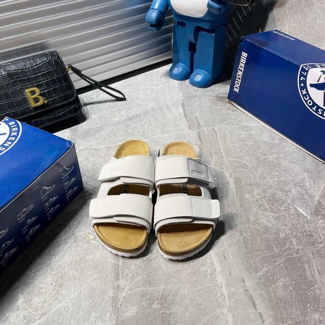 出厂 Birkenstock 双扣 凉鞋勃肯拖鞋出了名的好穿当然舒适度就更不用说了，这个品牌的主打。软木脚床，人体工程学设计，对你的脚底部全完支撑。作为日常鞋履